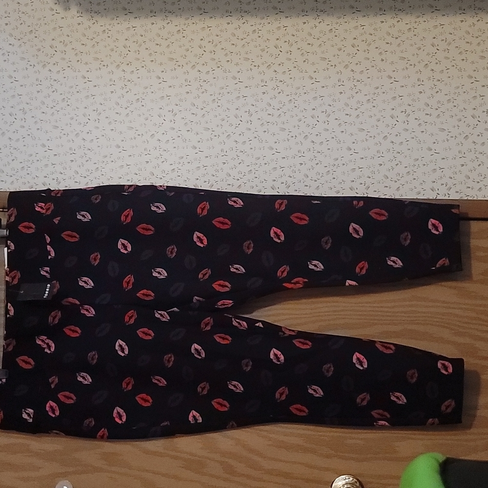 TORRID PLUS SIZE PIXIE PANT: BLACK/LIP PRINT: NWT: SZ 3
